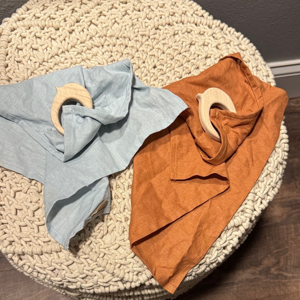 • Wildbird • New Never used Bundle of two wooden baby teethers linen loveys